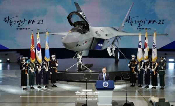 문재인 대통령이 9일 경남 사천시 한국항공우주산업(KAI) 고정익동에서 열린 한국형전투기 보라매(KF-21) 시제기 출고식에서 기념연설을 하고 있다.(사진=청와대) @충남방송