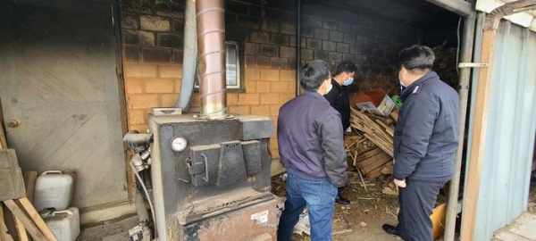 화재 위험이 있는 곳을 시청 직원이 돌아 보고 있다.  @충남방송