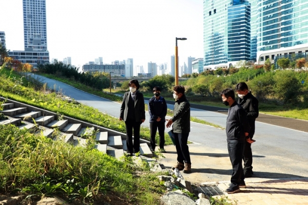 세종시의회 이순열 의원, 나성초 통학로 현장 점검 모습   @충남방송