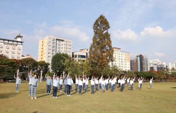 지난 21일 유성구합창단이 정용래 유성구청장, 유성구청 직원들과 함께 주민들을 위한 합창 공연을 펼치고 있다   @충남방송