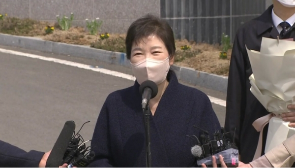 박근혜 전 대통령이 24일 오후 대구 달성군 유가읍에 마련된 사저에 도착해 시민들에게 인사말을 하고 있다[사진= 방송켑처]