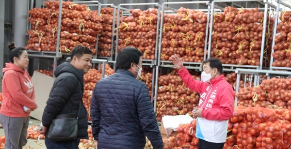 국민의힘 박성효 대전시장 예비후보는 24일 노은농수산물도매시장 방문모습