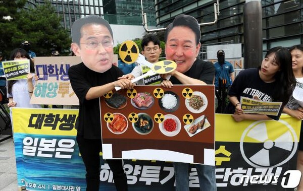 [사진설명] 대학생 연합 환경동아리 '푸름' 회원들이 5일 서울 종로구 주한일본대사관 앞에서 일본 후쿠시마 오염수 해양투기 중단 촉구 퍼포먼스를 하고 있다