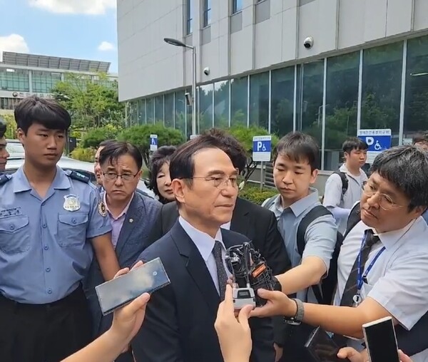 박상돈 천안시장이 무죄를 선고 받고 법원을 빠져나와 기자들의 질문에 답하고 있다.