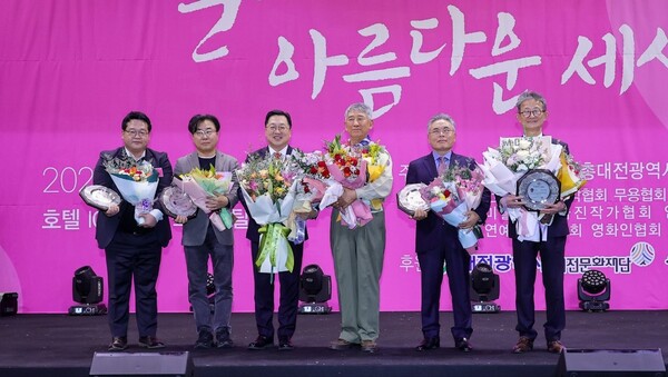 [사진=대전시] 대전시는 이달 6일 대전예술인대회에서 제35회 대전광역시 문화상 시상식을 개최했다.