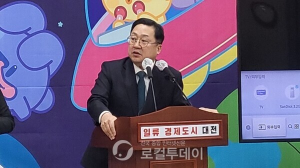 이장우 대전시장이 26일 시정 브리핑을 통해 꿈씨패밀리를 소개하고 있다.
