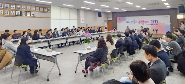 박상돈 천안시장이 지난 15일 청룡동 주민들과 대화를 진행 하고 있다.