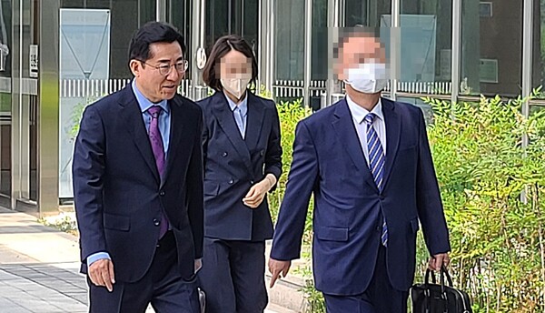 박경귀 아산시장이 대전지방법원 천안지원에 들어오고 있다.