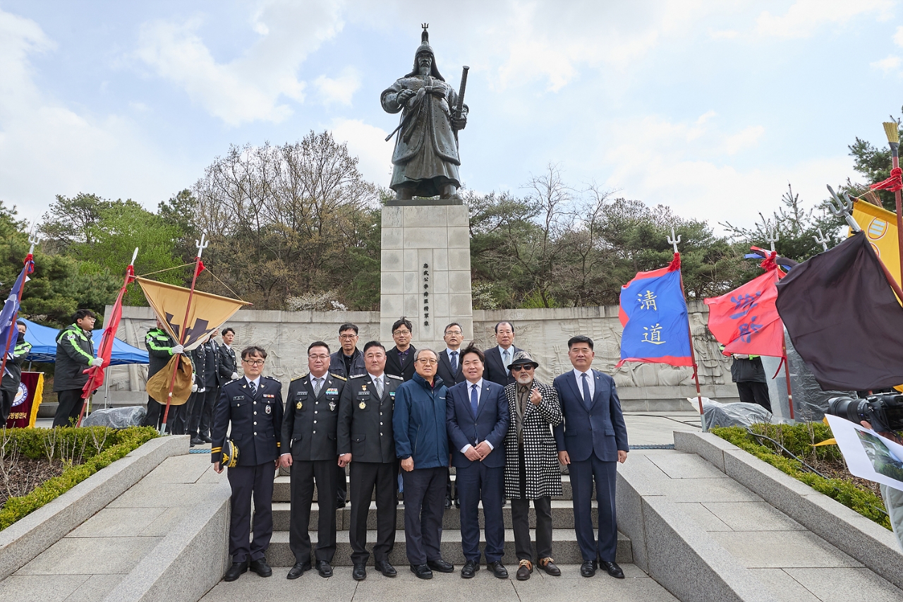 아산시, 충무공 이순신 장군 탄신 480주년 기념 '이순신 장군 동상 친수식' 개최
